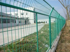 公路隔離柵  公路圍欄網(wǎng) 公路防護網(wǎng) 公路護欄網(wǎng)-- 安平縣許捷絲網(wǎng)廠銷售部