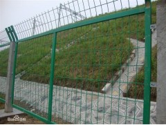 公路隔離柵廠家  生產(chǎn)公路隔離柵的廠家-- 安平縣許捷絲網(wǎng)廠銷售部