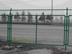 不易生銹使用時間長的優(yōu)質(zhì)公路隔離柵生產(chǎn)廠家-- 安平縣許捷絲網(wǎng)廠銷售部