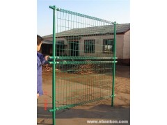廠家出售公路隔離柵保證質(zhì)量價格公道-- 安平縣許捷絲網(wǎng)廠銷售部
