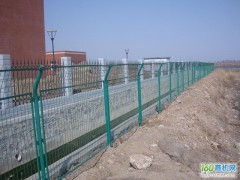 供應優(yōu)質(zhì)公路隔離柵  保證質(zhì)量-- 安平縣許捷絲網(wǎng)廠銷售部