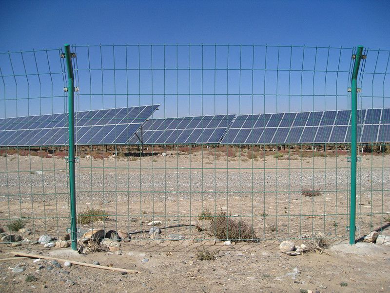 光伏區(qū)管理圍欄 太陽(yáng)能光伏發(fā)電站基礎(chǔ)防護(hù)圍欄網(wǎng)-- 安平縣源諾金屬絲網(wǎng)制造有限公司